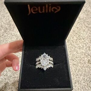 Jeulia Jewelry Engagment Ring Set
